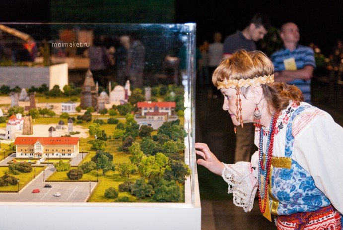 Model and visitors at the Ethno Park exhibition