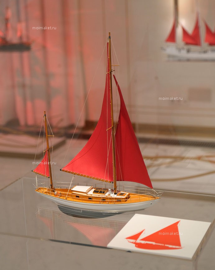 Макет яхты на выставке Алые Паруса