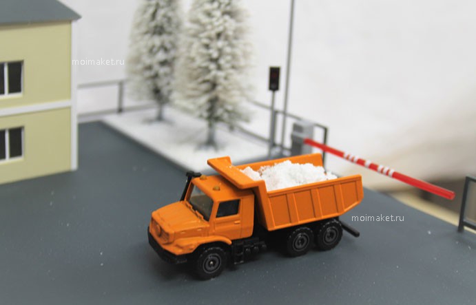 макет грузовика со снегом