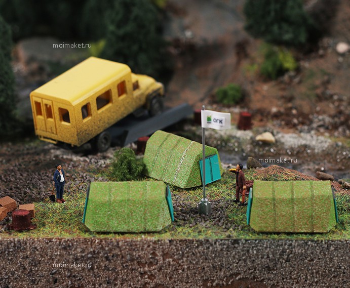 палатки и автомобиль на сувенире горный макет